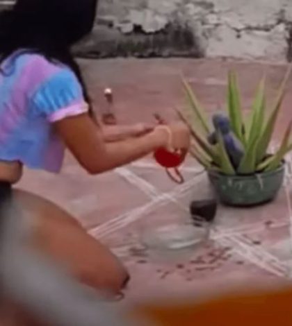 Captan a mujer haciendo el ritual del ‘agua de calzón’ y se hace viral en redes
