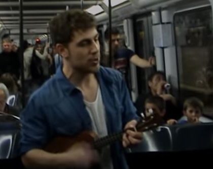 Joven desempleado consigue trabajo al cantar su currículum en el Metro