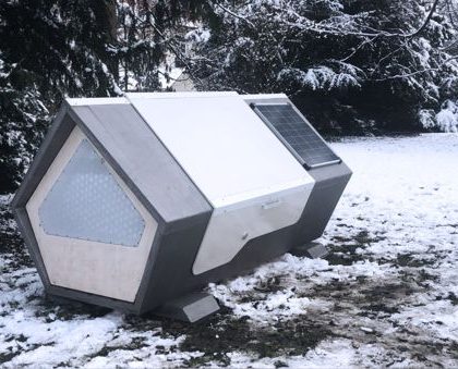 Ciudad alemana instala cápsulas futuristas en invierno para personas sin hogar