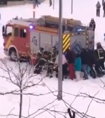 Rescatan camión de bomberos atascado en la nieve de Madrid