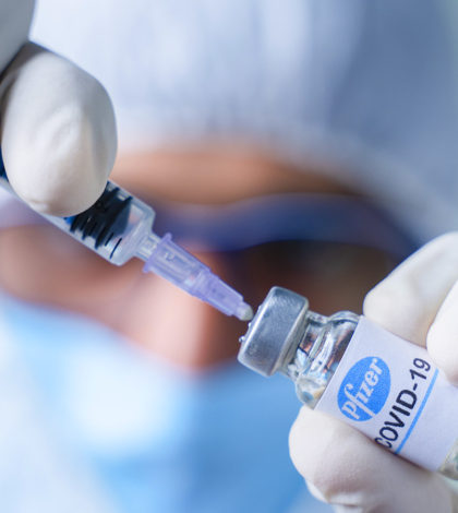 Vacuna Pfizer necesitaría tres aplicaciones según director de la farmacéutica