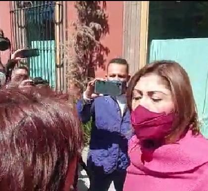 Deberías estar en la cárcel; gritan a Mónica Rangel tras registrarse como candidata a gobernadora