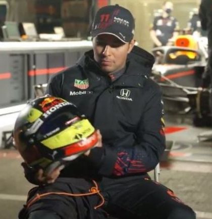 Checo Pérez presentó el casco que usará con Red Bull: «el favorito de mi carrera»