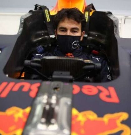 Checo Pérez salta de un avión en nuevo comercial de Red Bull