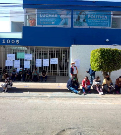 Tras 21 horas de tomado el CDE  del PAN, manifestantes lo liberaron