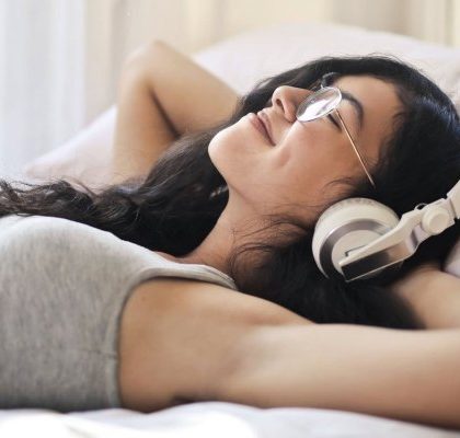 Escuchar tu podcast favorito antes de dormir podría estimular tu cerebro