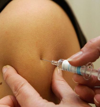 Por qué las vacunas contra el coronavirus se ponen en el brazo y no en otras partes del cuerpo