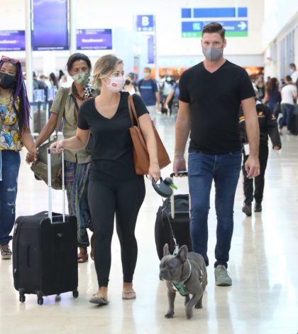 Vuelos nacionales e internacionales continúan llegando a Cancún. El aeropuerto reporta 364 operaciones, según información de la Secretaria de Turismo. Decenas de turistas acuden para viajar.