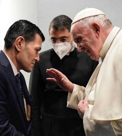 Papa Francisco conforta a padre del niño sirio ahogado en el mar Egeo