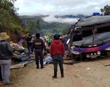 20 muertos al volcar un autobús en Perú