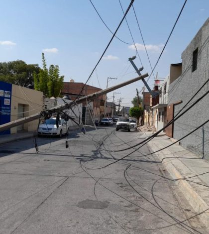 Tráiler provoca apagón en Soledad  tras derribar varios postes de luz