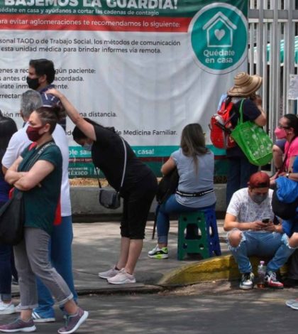 Potosinos acampan para recibir segunda dosis de vacuna contra el covid