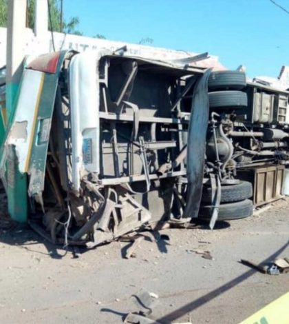 Fatal accidente entre autobús y tráiler deja 3 muertos y 18 heridos