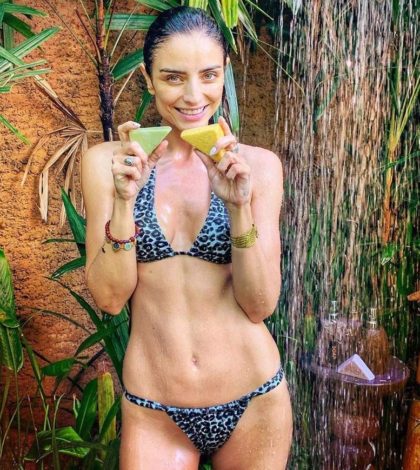 Aislinn Derbez posa con un atrevido bikini y cautiva Instagram