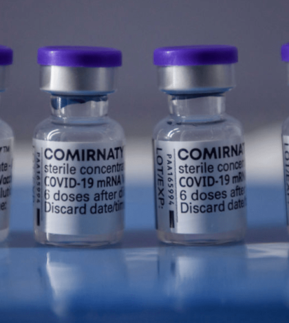 Vacunas COVID-19 de Pfizer y AstraZeneca tienen respuesta similar de anticuerpos en adultos mayores: Estudio