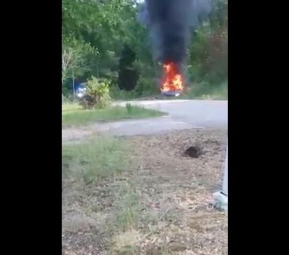 Una mujer que acumulaba gasolina en su coche sale de él "en llamas" tras sufrir un accidente huyendo de la policía