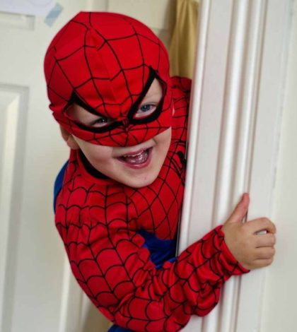 Niños molestan a araña para ser mordidos y tener poderes de Spider-Man