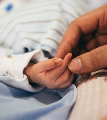 Médicos de IMSS salvan vida de bebés nacidos con malformación intestinal