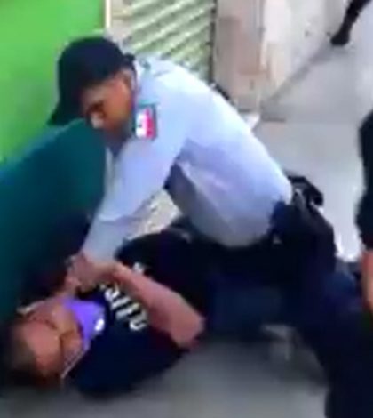 Policía golpea brutalmente a detenido sometido en el piso