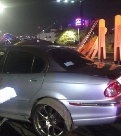 Conductor huye tras destrozar auto de lujo en Circuito Interior, CDMX