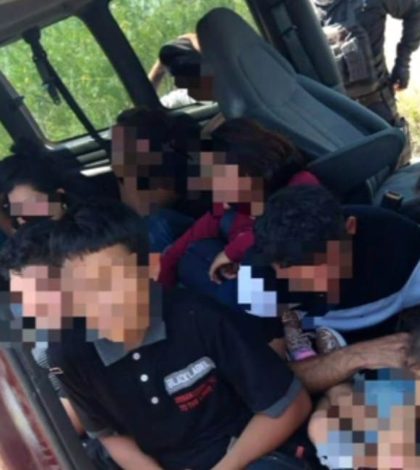 Rescatan a 27 migrantes centroamericanos que viajaban en un transporte escolar en Nuevo León