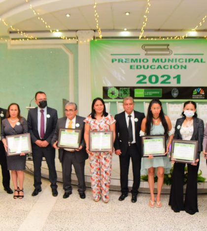 Entregan Premios Municipales de la Educación 2021 en SGS