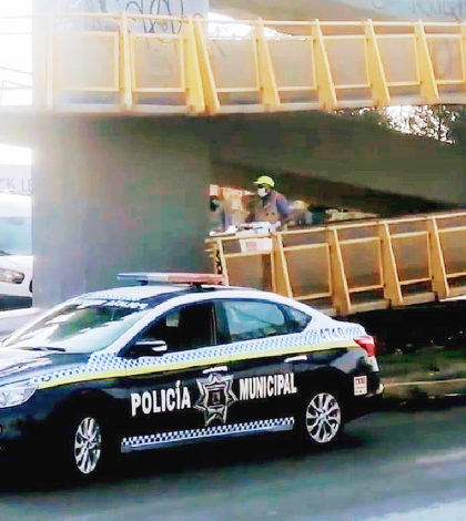 Dejan hielera en puente, con propaganda política