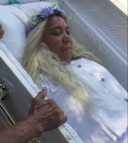 Mujer simula su muerte para ver cómo sería su funeral