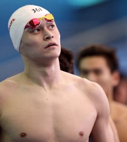 Campeón olímpico de natación suspendido cuatro años