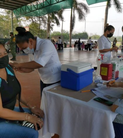 Personas de 40 años y más de SLP y Soledad serán vacunadas con AstraZeneca