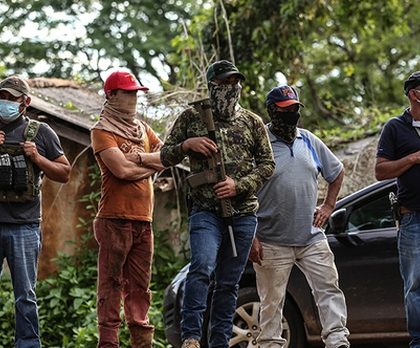 Agricultores toman armas para defenderse de la extorsión en México