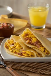 CREPAS RELLENAS DE HUEVO CON TOCINO-1