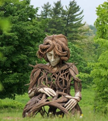 Enormes esculturas enraizadas en la naturaleza se apoderan de un arboreto-1
