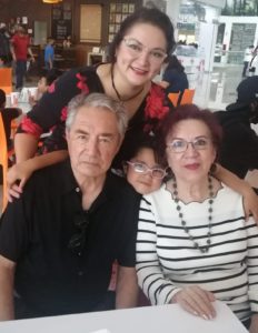 P-Olaya Moreno con su papá, Guillermo Moreno y mamá.