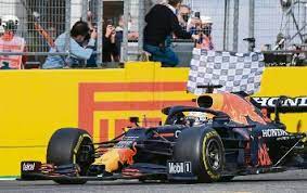 F1: Pirelli dice que problemas de neumáticos en Bakú fueron por «condiciones de uso»