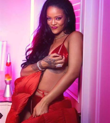 Rihanna en un nuevo conjunto de lencería de su colección