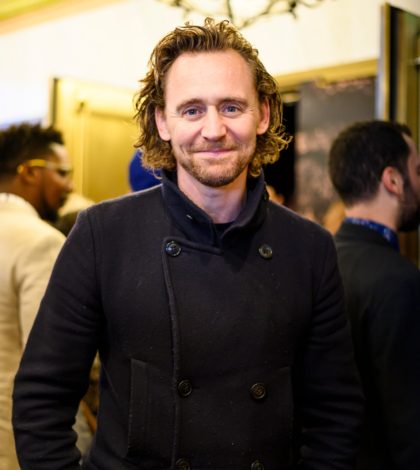 Tom Hiddleston celebra que su personaje de Loki es bisexual