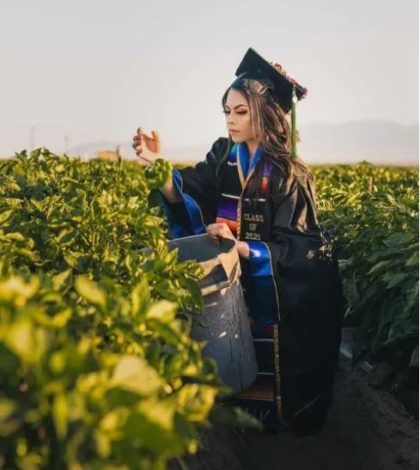 Universitaria toma fotos de graduación con sus padres migrantes