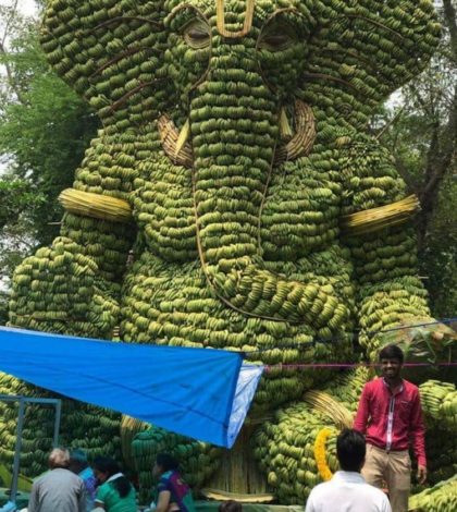 Esta escultura de Ganesha mide más de 7 metros y está hecha con plátanos