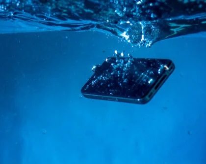 5 trucos para salvar un celular mojado