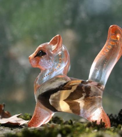 Hermosas esculturas de animales de resina y flores parecen talladas en hielo