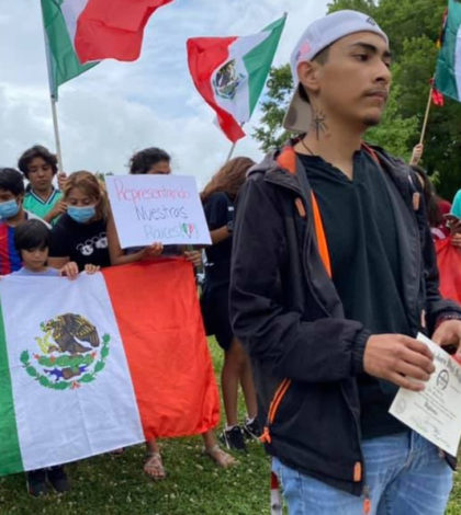 Joven que portó bandera de México durante su graduación ya recibió diploma