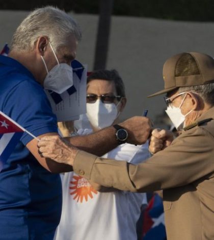 Raúl Castro marcha en defensa  de la revolución en Cuba