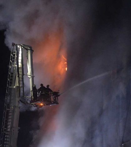 Incendio en una fábrica en  Bangladés deja 52 muertos