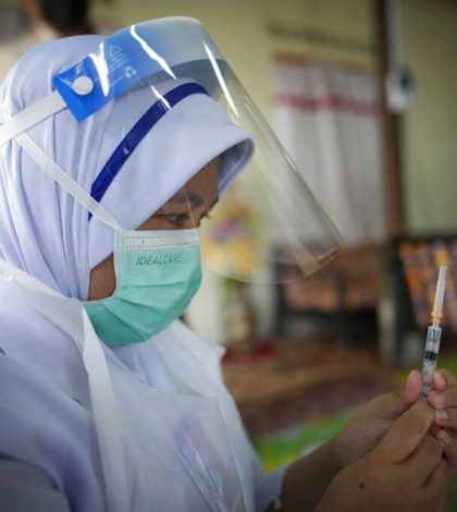 Malasia cierra centro de vacunación Covid tras contagio de 200 trabajadores
