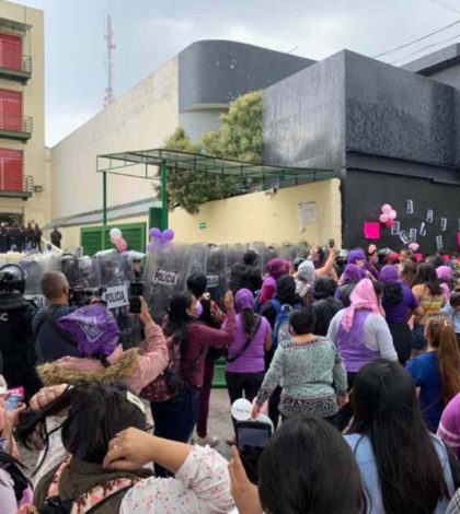 Feministas derriban puertas de estacionamiento en Juzgado durante protesta