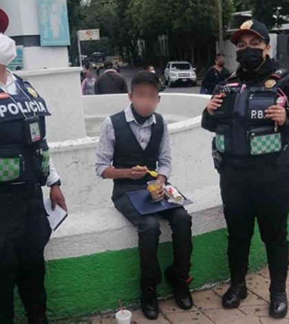 Policías resguardan a menor extraviado cerca del Cetram Chapultepec