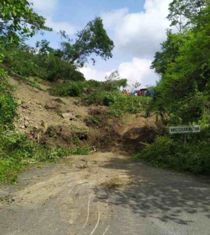 Derrumbe bloquea carretera y deja sin luz a comunidades de Huejutla, Hidalgo