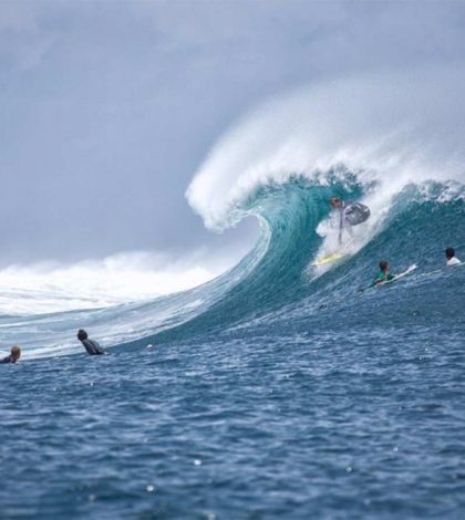 Muere turista español mientras practicaba surf en playa de Oaxaca