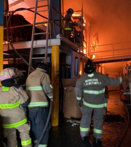 Se incendia fábrica de muebles en Tlalnepantla